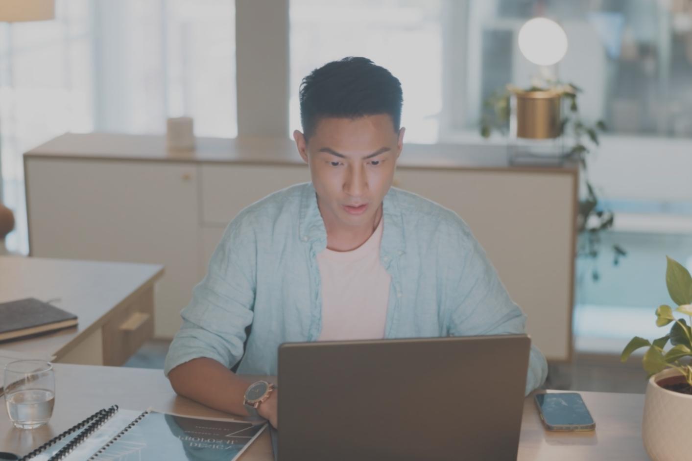 Unser Team bei der Arbeit an Budgetprognosen und finanziellen Analysen