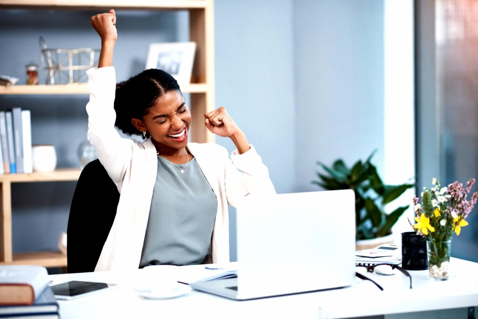 Teilnehmer arbeitet konzentriert an Budgetanalyse mit modernen digitalen Tools