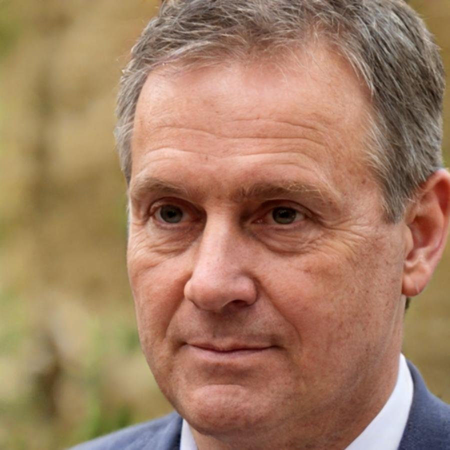 Lukas Bernhardt, Finanzanalyst und Programmleiter