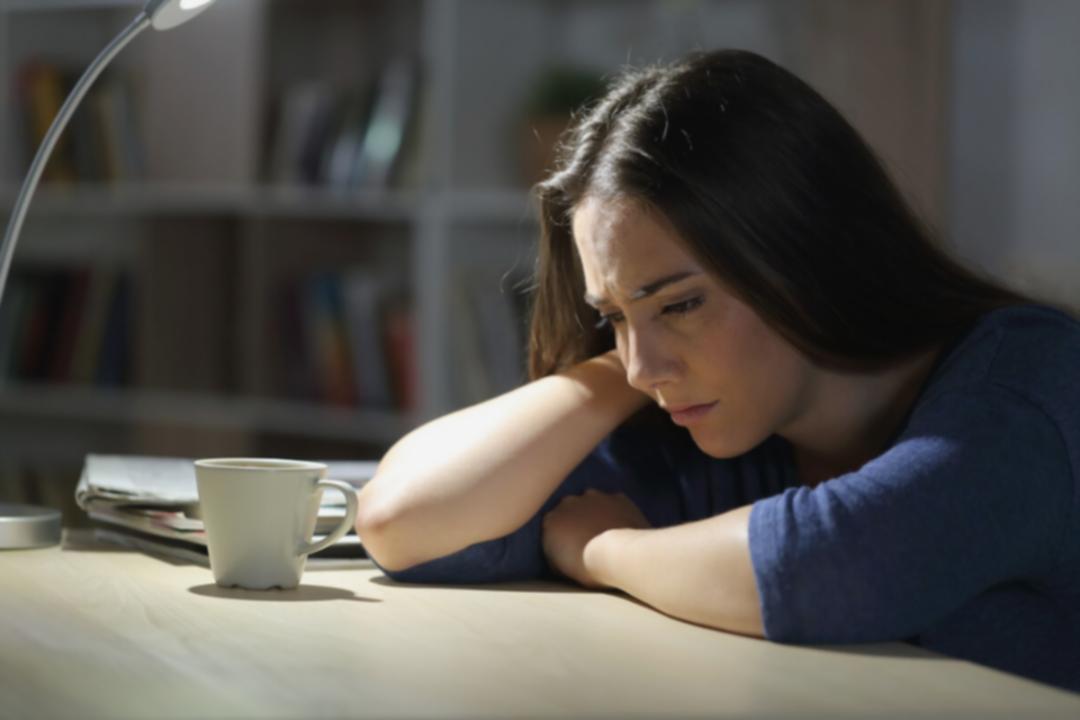 Team bei der Analyse von Finanzprognosen und Budgetplanung